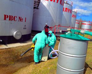 Сорбенты активно применяются при разливах нефти и нефтепродуктов не только на воде, но и на суше