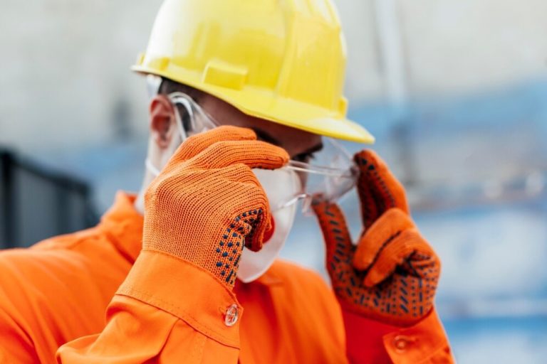 Как обращаться с опасными отходами от нефтепродуктов: соблюдение стандартов и нормативов, техника безопасности при удалении разливов этих нефтопродуктов