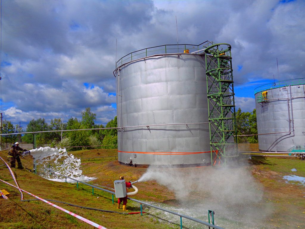 Каждый комплект ЛАРН включает набор сорбентов – специальных материалов, способных впитывать нефтепродукты, не поглощая воду.